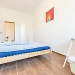 Homestay Yellow - Simple -- Olma Messen & Autobahn 1 Min, Hsg 6 Min, Spital 7min, Guenstige Parkplaetze *
