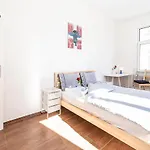 Homestay Yellow - Simple -- Olma Messen & Autobahn 1 Min, Hsg 6 Min, Spital 7min, Guenstige Parkplaetze St. Gallen