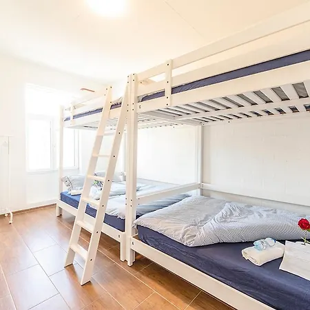 Rum i privatbostad Yellow - Simple -- Olma Messen & Autobahn 1 Min, Hsg 6 Min, Spital 7min, Guenstige Parkplaetze St. Gallen