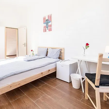 Rum i privatbostad Yellow - Simple -- Olma Messen & Autobahn 1 Min, Hsg 6 Min, Spital 7min, Guenstige Parkplaetze *