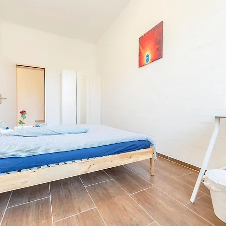 Rum i privatbostad Yellow - Simple -- Olma Messen & Autobahn 1 Min, Hsg 6 Min, Spital 7min, Guenstige Parkplaetze *