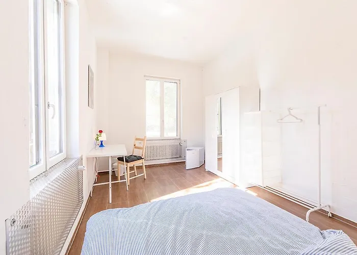 Yellow - Simple -- Olma Messen & Autobahn 1 Min, Hsg 6 Min, Spital 7min, Guenstige Parkplaetze Quarto em Acomodações Particulares St. Gallen