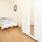 Quarto em Acomodações Particulares Yellow - Simple -- Olma Messen & Autobahn 1 Min, Hsg 6 Min, Spital 7min, Guenstige Parkplaetze *