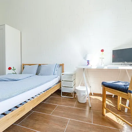 民宿 Yellow - Simple -- Olma Messen & Autobahn 1 Min, Hsg 6 Min, Spital 7min, Guenstige Parkplaetze 圣加仑