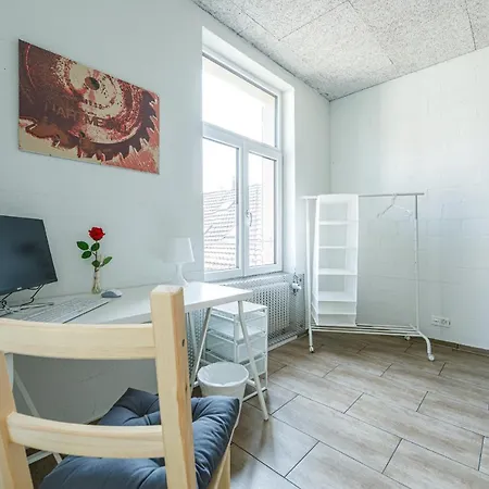 民宿 Yellow - Simple -- Olma Messen & Autobahn 1 Min, Hsg 6 Min, Spital 7min, Guenstige Parkplaetze 圣加仑