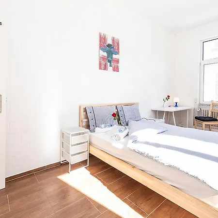 民宿 Yellow - Simple -- Olma Messen & Autobahn 1 Min, Hsg 6 Min, Spital 7min, Guenstige Parkplaetze 圣加仑